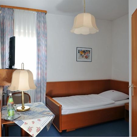 Hotel Gruener Baum Pommersfelden Екстериор снимка