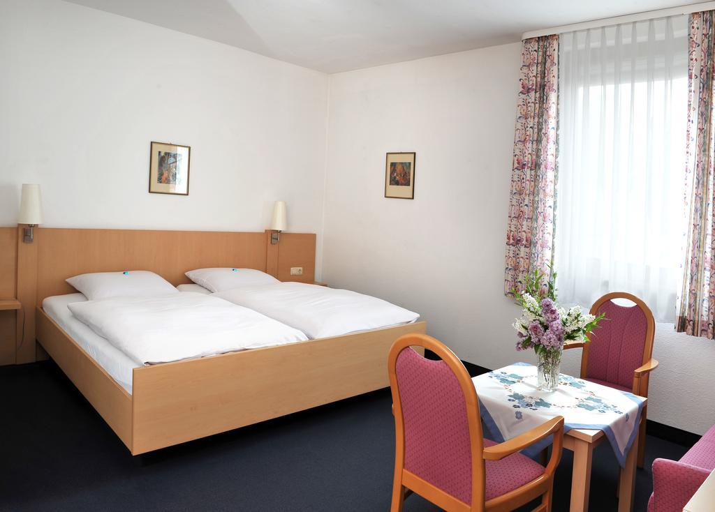 Hotel Gruener Baum Pommersfelden Екстериор снимка