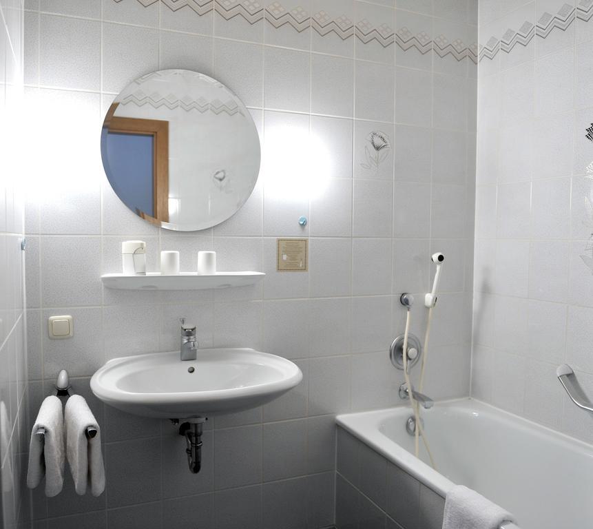 Hotel Gruener Baum Pommersfelden Екстериор снимка