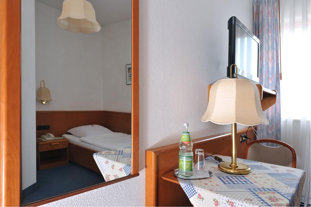 Hotel Gruener Baum Pommersfelden Екстериор снимка