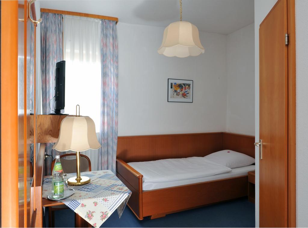 Hotel Gruener Baum Pommersfelden Екстериор снимка