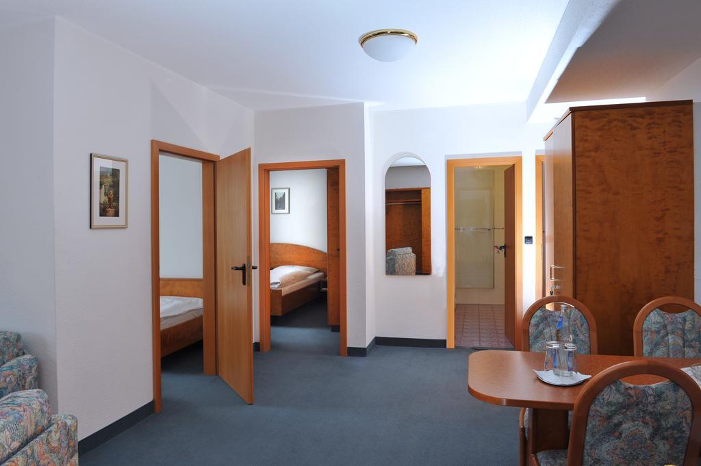 Hotel Gruener Baum Pommersfelden Екстериор снимка