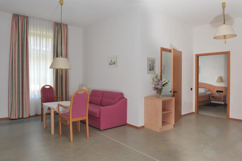 Hotel Gruener Baum Pommersfelden Екстериор снимка