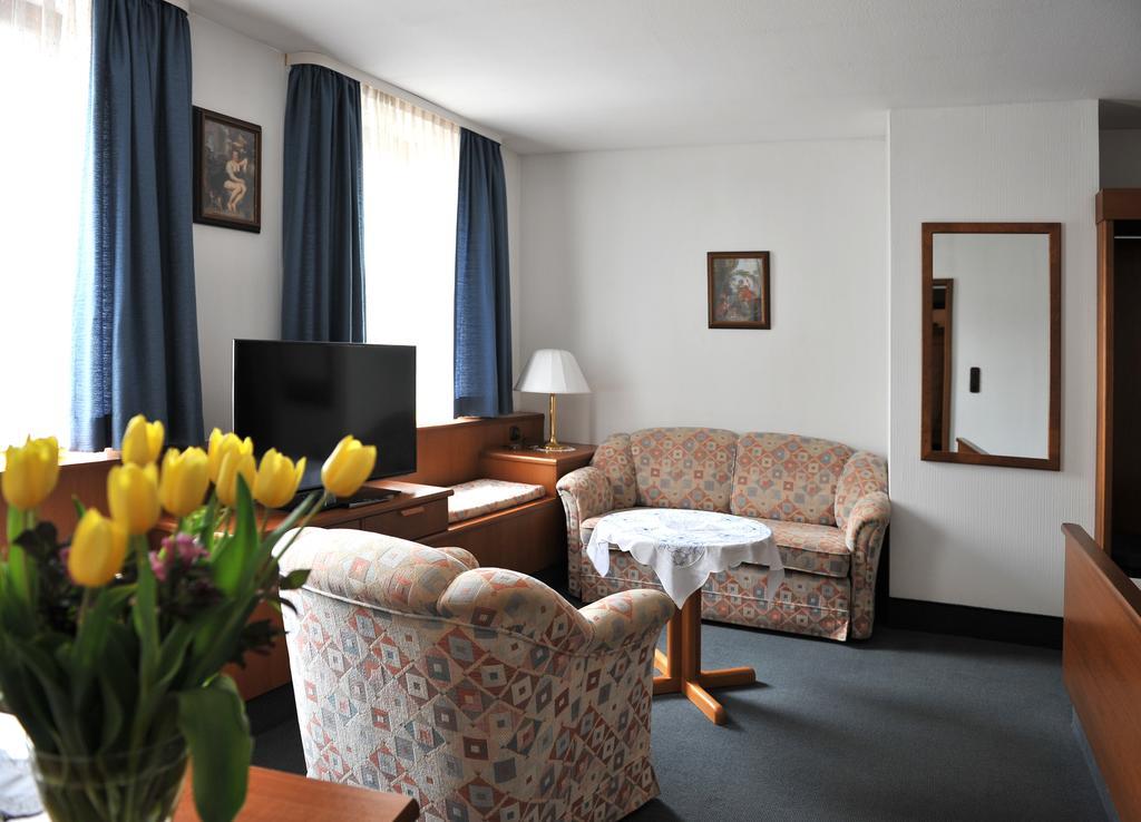 Hotel Gruener Baum Pommersfelden Екстериор снимка
