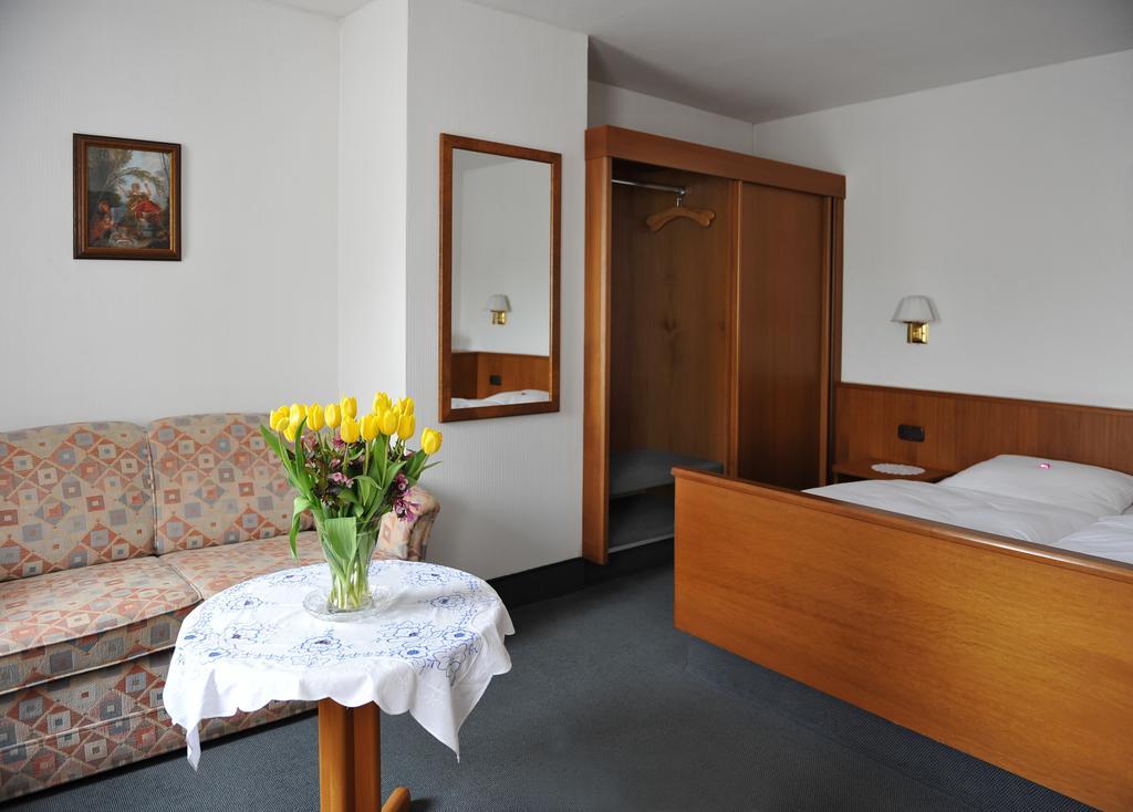 Hotel Gruener Baum Pommersfelden Екстериор снимка