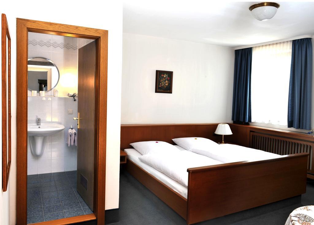 Hotel Gruener Baum Pommersfelden Екстериор снимка