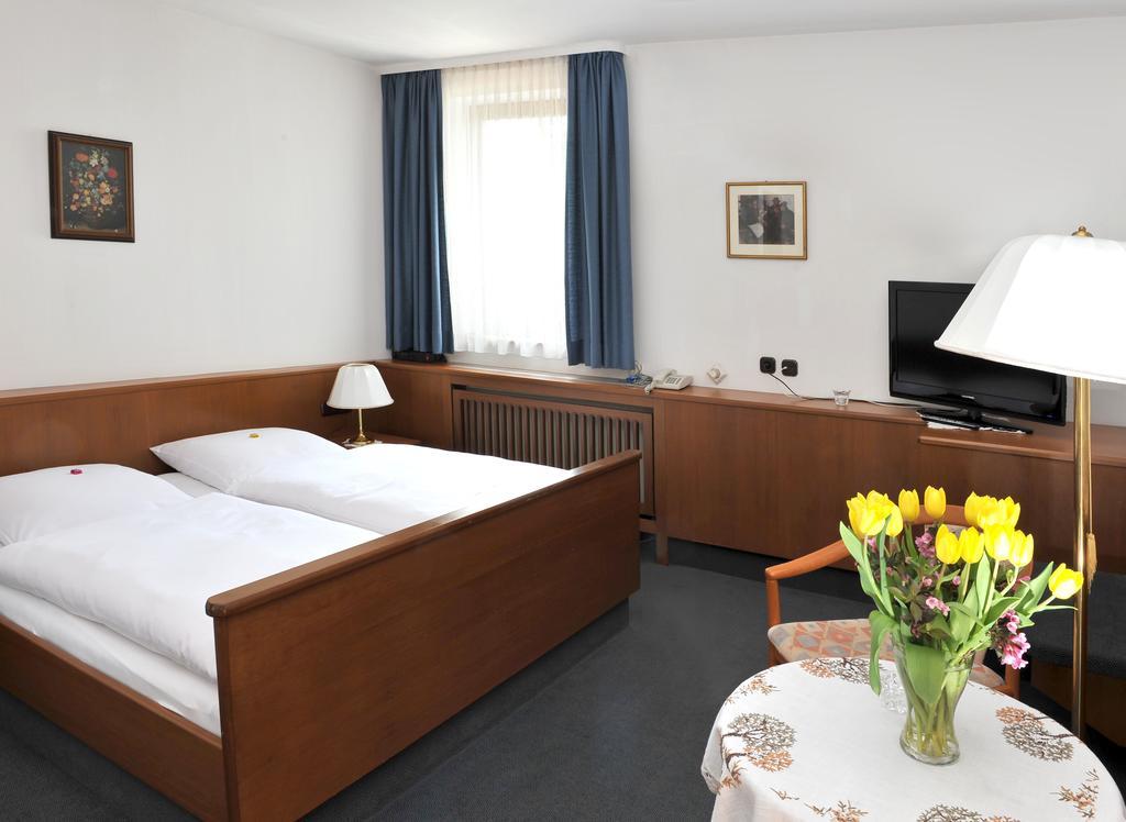 Hotel Gruener Baum Pommersfelden Екстериор снимка